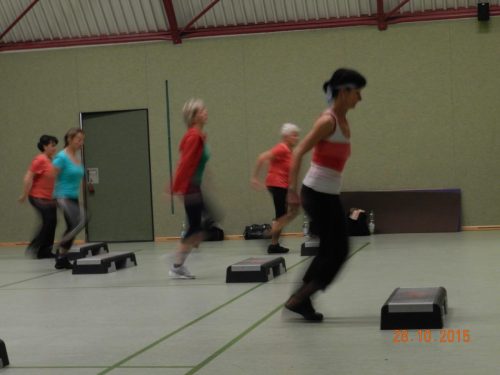 Die Bilder zeigen die Aerobic Gruppe in der Halle vor dem großen Wandspiegel