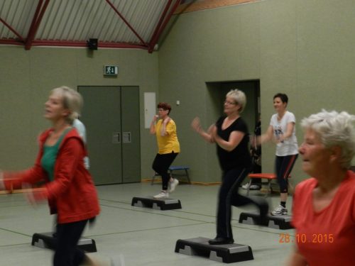 Die Bilder zeigen die Aerobic Gruppe in der Halle vor dem großen Wandspiegel