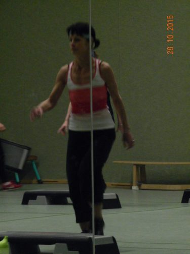 Die Bilder zeigen die Aerobic Gruppe in der Halle vor dem großen Wandspiegel